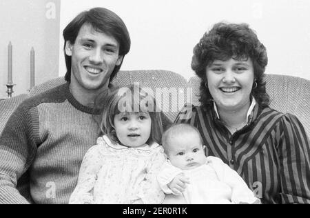 MARK HATELEY MIT FRAU BEVERLEY UND DEN KINDERN EMMA (3) UND LUCY (9MTHS) FREUEN SICH NACH SEINEM WECHSEL ZUM AC MAILAND AUF EIN LEBEN IN ITALIEN. 1984 PIC MIKE WALKER, M. UND Y. PORTSMOUTH. Stockfoto