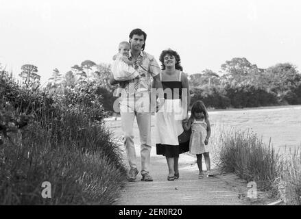 MARK HATELEY, FRAU BEVERLEY UND KINDER LUCY (9MTHS) UND EMMA (3) SCHLENDERN IN LANGSTONE UND BETRACHTEN SEINEN UMZUG ZUM AC MILAN 1984 PIC MIKE WALKER, M. UND Y. PORTSMOUTH. Stockfoto