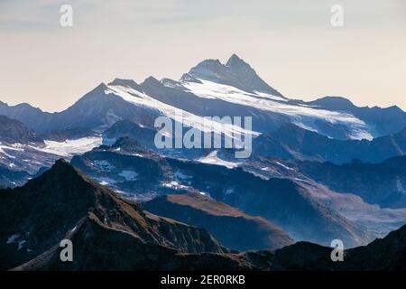 Blick auf die Westseite der Glockner-Gruppe. Großglockner Berggipfel. Österreichische Alpen. Europa. Stockfoto