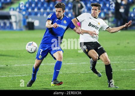 Jaime Mata von Getafe und Gabriel Paulista von Valencia kämpfen um den Ball während der spanischen Meisterschaft La Liga Fußballspiel zwischen Getafe CF und Valencia CF am 27. Februar 2021 im Coliseum Alfonso Perez in Getafe, Madrid, Spanien - Foto Irina R Hipolito / Spanien DPPI / DPPI / LiveMedia Stockfoto