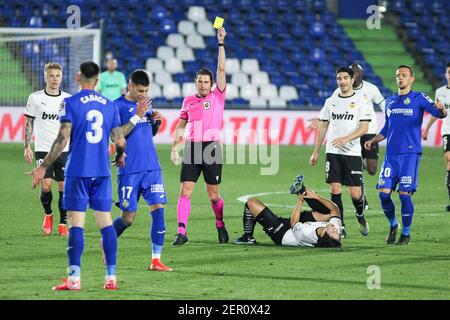 Jorge Figueroa Vazquez, Schiedsrichter des Spiels Siehe die gelbe Karte an Erick Cabaco von Getafe während der spanischen Meisterschaft La Liga Fußballspiel zwischen Getafe CF und Valencia CF am 27. Februar 2021 im Coliseum Alfonso Perez in Getafe, Madrid, Spanien - Foto Irina R Hipolito / Spanien DPPI / DPPI / LiveMedia Stockfoto