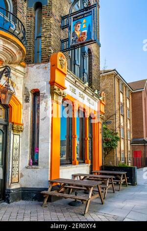 Die orangefarbene Fassade des Bow Bells Pub in Bow, Tower Hamlets, London, Großbritannien Stockfoto