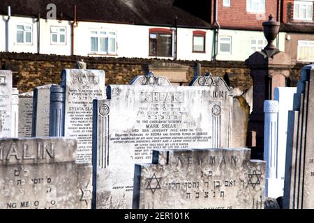 Gräber auf dem East Ham Jüdischen Friedhof, East Ham, London, Großbritannien Stockfoto