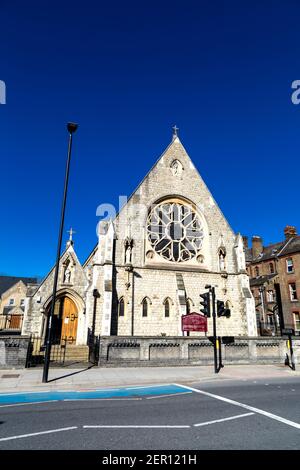 Außenansicht der RC-Kirche unserer Lieben Frau & Hl.Katharina von Siena in Bow, Tower Hamlets, London, Großbritannien Stockfoto