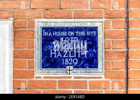 Corporation of London Heritage Blaue Plakette an der Stelle, wo William Hazlitt lebte, Bouverie Street, London, Großbritannien Stockfoto