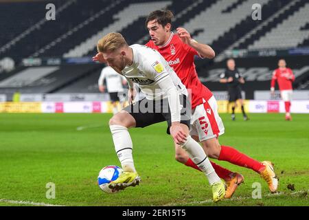 DERBY, ENGLAND. FEB 26th Yuri Ribeiro von (5) Nottingham Forest übt Druck auf Kamil Jozwiak von Derby County während des Sky Bet Championship-Spiels zwischen Derby County und Nottingham Forest im Pride Park, Derby am Freitag, 26th. Februar 2021 aus. (Kredit: Jon Hobley - MI News) Kredit: MI Nachrichten & Sport /Alamy Live Nachrichten Stockfoto