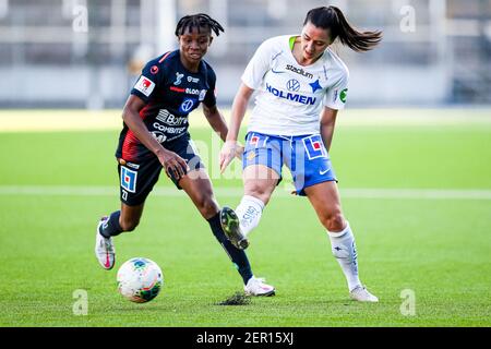 Norrkoping, Schweden. Februar 2021, 28th. Uchenna Grace Kanu (#27) Kampf um den Ball gegen Irma Kajlakovic (#24) während eines Spiels im Schwedischen Cup zwischen IFK Norrkoping und Linkoping in der Platinumcars Arena in Norrkoping Credit: SPP Sport Press Photo. /Alamy Live Nachrichten Stockfoto