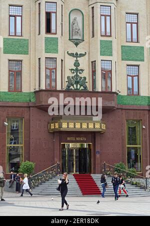 Belgrad, Serbien - 25. Mai 2016: Menschen gehen auf der Straße vor dem Hotel Moskva Moskau im Stadtzentrum. Stockfoto