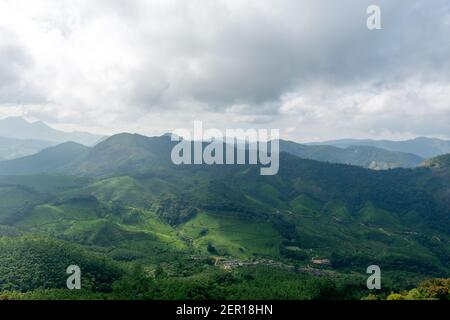 Schöne Aussicht auf Munnar Hügel an einem nebligen Tag im Idukki Bezirk des südwestlichen indischen Staates Kerala, indien Stockfoto