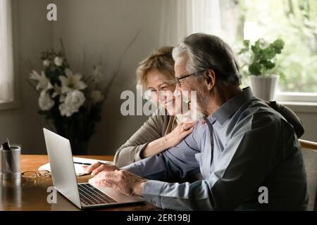 Glücklich mittleren Alters reifen Familienpaar Spaß haben Stockfoto