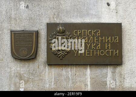 Belgrad, Serbien - 25. Mai 2016: Bronzetafel der Serbischen Akademie der Wissenschaften und Künste an der Hauswand. Stockfoto