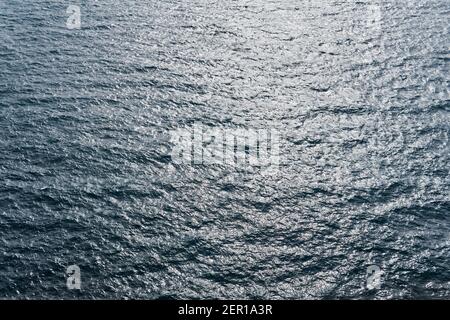 Blick von oben auf die dunkelblaue Oberfläche des Meer mit Wellen Stockfoto