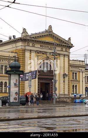 Belgrad, Serbien - 22. März 2016: Altes Bahnhofsgebäude Wahrzeichen an regnerischen Tagen. Stockfoto
