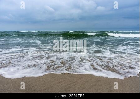 Riesige Wellen des Meeres. Wolkige Landschaft am Meer. Das Meer ist aufgewühlt. Stockfoto