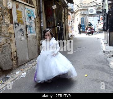 Jerusalem, Israel. Februar 2021, 28th. Ein ultra-orthodoxes jüdisches Mädchen trägt ein Kostüm, um Purim in Mea Shearim in Jerusalem am Sonntag, 28. März 2021 zu feiern. Foto von Debbie Hill/UPI Kredit: UPI/Alamy Live Nachrichten Stockfoto