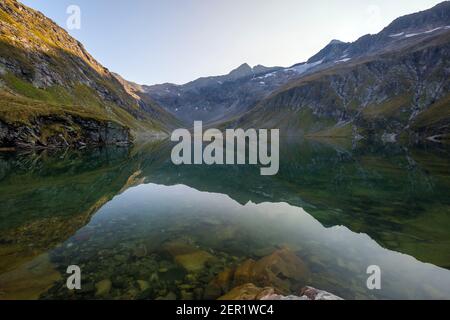 Kratzenbergsee. Reflexionen auf dem Seewasser. Hollersbachtal. Venediger Berggruppe. Österreichische Alpen. Europa. Stockfoto