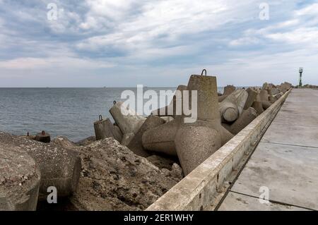 Stahlbetonkonstruktionen entlang der Seebrücke. Küstenbetonbefestigungen. Stockfoto