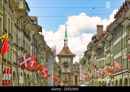 Bern, Schweiz - 23. Aug 2020: Kramgasse mit Schweizer Flaggen und Zytglogge-Uhrturm und Zahringerbrunnen und Simsonbrunnen. Stockfoto