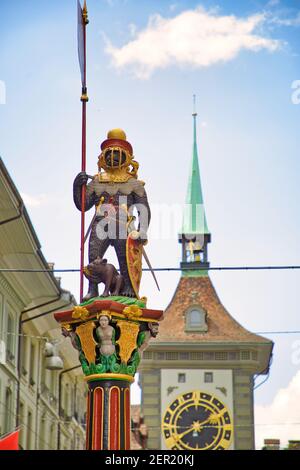 Bern, Schweiz - 23. Aug 2020: Zahringer Brunnen oder Zahringerbrunnen tragen Statue von Bern. Zytglogge Uhrturm, Verteidigungsturm und Gefängnis in Stockfoto