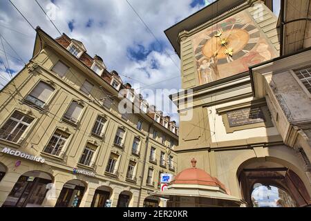 Bern, Schweiz - 23. Aug 2020: Zytgloggelaube Straße mit McDonald's Restaurant und restauriertem Zytglogge Uhrturm, Verteidigungsturm und Gefängnis Stockfoto