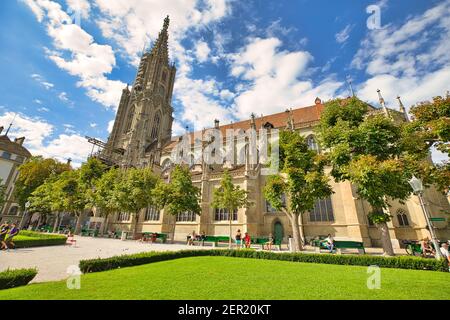 Bern, Schweiz - 23. Aug 2020: Berner Münster oder der Berner Dom, ein schweizerisch-reformierter Dom. Erbaut im gotischen Stil im Jahr 1400s. Bodenansicht der Seite Stockfoto