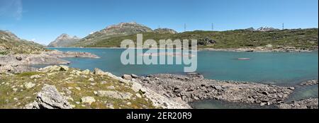 Panoramablick auf den Lago Bianco am Berninapass, Engadin, Graubünden, Schweiz Stockfoto