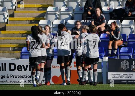 Charlton Athletic Spieler feiern, nachdem Jessica King (versteckt) ihr erstes Tor beim FA Women's Championship Match in Butts Park Arena, Coventry, erzielt hat. Bilddatum: Sonntag, 28. Februar 2021. Stockfoto