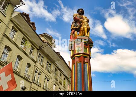 Bern, Schweiz - 23. Aug 2020: Brunnenstatue von Samson, der Löwen tötet. Simsonbrunnen Statue von Bern in der Kramgasse. Stockfoto