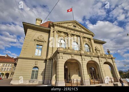 Bern, Schweiz - 23. Aug 2020: Eingang des Grand Casino Bern mit schweizer Flagge. UNESCO-Weltkulturerbe Bern. Blick auf die Straße urbane Szene. Stockfoto