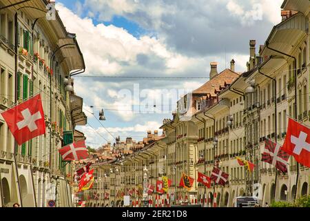 Bern, Schweiz - 23. Aug 2020: Kramgasse mit Schweizer Flaggen und Berner Stadtflaggen in Reihen in der Innenstadt. Stockfoto