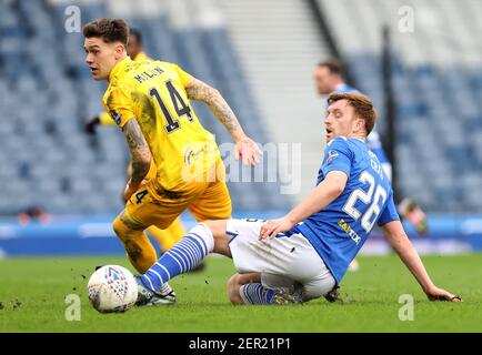 Livingstons Josh Mullin (links) und St Johnstone's Liam Craig kämpfen während des Betfred Cup Finales im Hampden Park, Glasgow, um den Ball. Bilddatum: Sonntag, 28. Februar 2021. Stockfoto