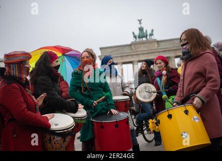 Berlin, Deutschland. Februar 2021, 28th. Teilnehmer der Trommel "multikultureller Frauenmarsch für Freiheit, Toleranz und die Zukunft unserer Kinder" am Pariser Platz. Quelle: Paul Zinken/dpa-Zentralbild/dpa/Alamy Live News Stockfoto