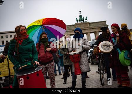 Berlin, Deutschland. Februar 2021, 28th. Teilnehmer der Trommel "multikultureller Frauenmarsch für Freiheit, Toleranz und die Zukunft unserer Kinder" am Pariser Platz. Quelle: Paul Zinken/dpa-Zentralbild/dpa/Alamy Live News Stockfoto