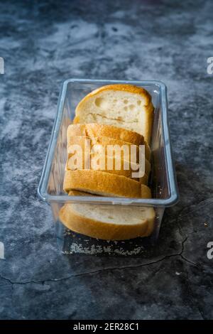 Nehmen Sie glutenfreie Brotscheiben in Plastikbox Behälter oder Paket. Zum Verkauf nehmen. Bereit zum Essen. Stockfoto