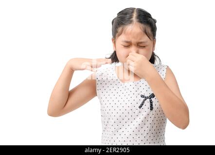 Unglückliches Kind Gefühl schlecht und nicht wie Geruch und halten Nase von lustigen Geruch, stinkend isoliert auf weißem Hintergrund Stockfoto