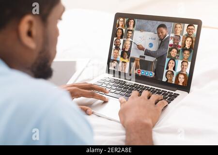 Online-Schulungen. Black Man Watching Web Konferenz Mit Gruppe Von Geschäftsleuten Stockfoto