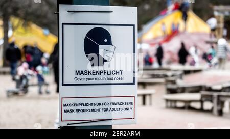 Hamburg, Deutschland. Februar 2021, 28th. Ein Schild mit der Aufschrift „Masken erforderlich. Masken nur für Erwachsene hängt am Eingang zu einem öffentlichen Spielplatz. Seit 27.02.2021 gilt in Hamburg eine erweiterte Maskenpflicht für die Eindämmung der Corona-Pandemie. Quelle: Markus Scholz/dpa/Alamy Live News Stockfoto