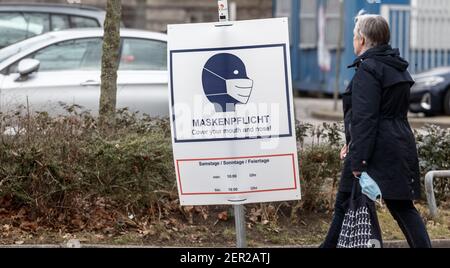 Hamburg, Deutschland. Februar 2021, 28th. Ein Schild mit der Aufschrift "Maskenpflicht. Samstag, Sonntag, Feiertage von 10:00 bis 18:00' hängt am Eingang zu einem Park. Seit 27.02.2021 gilt in Hamburg eine erweiterte Maskenpflicht zur Eindämmung der Corona-Pandemie. Quelle: Markus Scholz/dpa/Alamy Live News Stockfoto