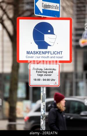 Hamburg, Deutschland. Februar 2021, 28th. Ein Schild mit der Aufschrift 'Maskenpflicht. Bedecken Sie Mund und Nase. Freitag, Samstag, Feiertag und Tag vor 10:00 bis 04:00 Uhr hängt am Anfang der Reeperbahn. Seit 27.02.2021 gilt in Hamburg eine erweiterte Maskenpflicht zur Eindämmung der Corona-Pandemie. Quelle: Markus Scholz/dpa/Alamy Live News Stockfoto