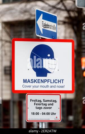 Hamburg, Deutschland. Februar 2021, 28th. Ein Schild mit der Aufschrift 'Maskenpflicht. Bedecken Sie Mund und Nase. Freitag, Samstag, Feiertag und Tag vor 10:00 bis 04:00 Uhr hängt am Anfang der Reeperbahn. Seit 27.02.2021 gilt in Hamburg eine erweiterte Maskenpflicht zur Eindämmung der Corona-Pandemie. Quelle: Markus Scholz/dpa/Alamy Live News Stockfoto