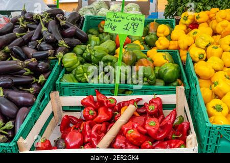 Bunte Paprika und Auberginen zum Verkauf auf einem Markt Stockfoto