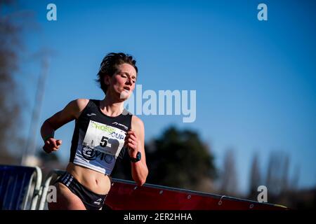 Eline Dalemans im Einsatz beim Damenrennen bei der ersten (von drei) Etappe der Cross Country Running Trophäe 'CrossCup', Sonntag 28 Stockfoto