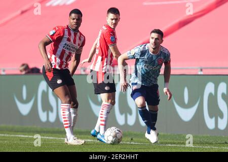 EINDHOVEN, NIEDERLANDE - FEBRUAR 28: Denzel Dumfries von PSV, Ryan Thomas von PSV und Dusan Tadic von Ajax während des niederländischen Eredivisie-Spiels zwischen PSV Stockfoto