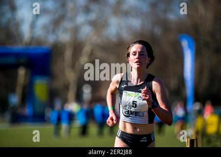 Eline Dalemans im Einsatz beim Damenrennen bei der ersten (von drei) Etappe der Cross Country Running Trophäe 'CrossCup', Sonntag 28 Stockfoto