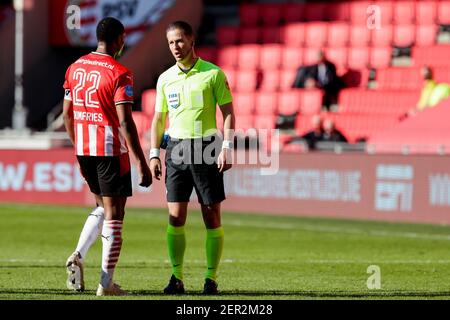 EINDHOVEN, NIEDERLANDE - FEBRUAR 28: Denzel Dumfries vom PSV und Schiedsrichter Danny Makkelie während des niederländischen Eredivisie-Spiels zwischen PSV und Ajax bei Phil Stockfoto