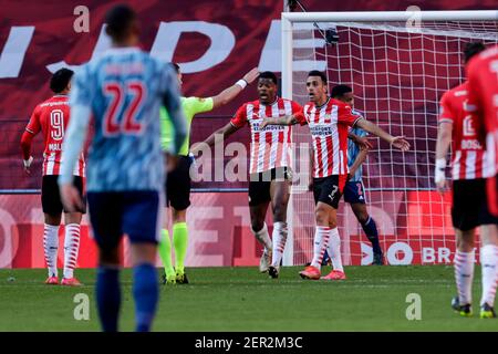 EINDHOVEN, NIEDERLANDE - FEBRUAR 28: Denzel Dumfries vom PSV und Eran Zahavi vom PSV fordern Strafgeld beim niederländischen Eredivisie-Spiel zwischen PSV A Stockfoto