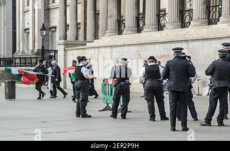 London 28 Februar 2021 . Eine Gruppe von Iranern, die versuchten, einen Protest gegen den Irak auf dem Trafalgar Square zu inszenieren, wurden gebeten, von der Polizei zu gehen oder verhaftet zu werden, weil sie gegen die Anti-Covid-19-Vorschriften verstoßen haben Stockfoto