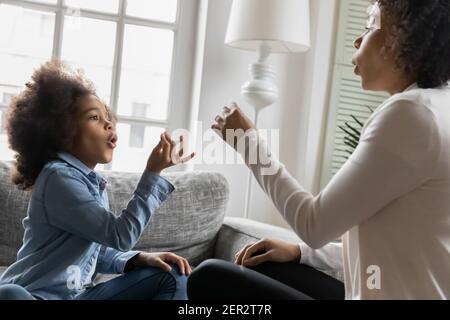 Aufgeregt afroamerikanischen Kind im Gespräch mit Mutter nonverbal Stockfoto