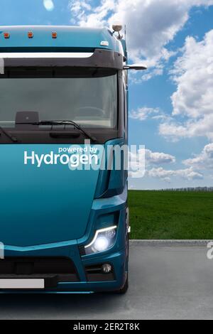 LKW auf Wasserstoff-Kraftstoff auf einem Hintergrund von grünen Feld Und blauer Himmel Stockfoto