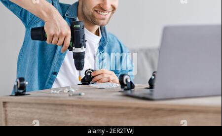 Herstellung von Holzmöbeln und Montagearbeiten, Tischler in der Werkstatt macht Schränke Details Stockfoto
